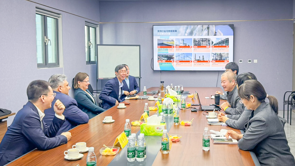 威立雅水务手艺全球首席执行官CEO安兰蕙（Anne Le Guennec）一行莅临尊龙凯z6mg官网交流旅行